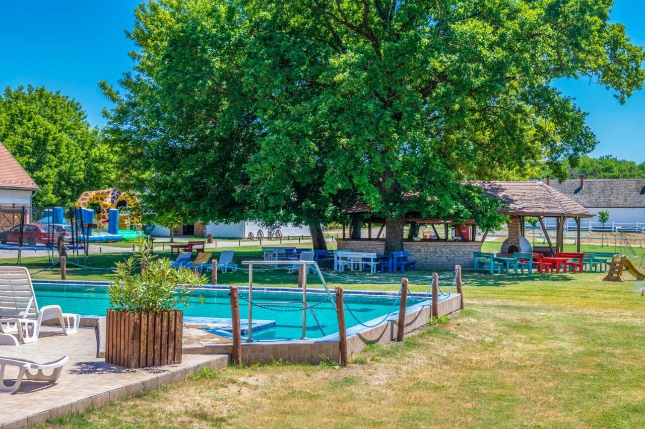 Zichy Park Hotel Bikács Eksteriør bilde